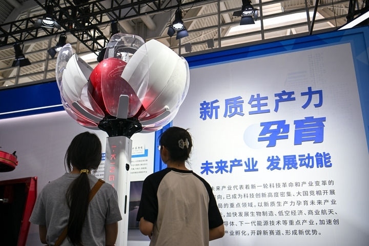 6月20日，與會者參觀天津云圣智能科技有限責(zé)任公司展區(qū)展出的“圣·寶蓮燈”全自主無人機(jī)巡檢系統(tǒng)。新華社記者 孫凡越 攝