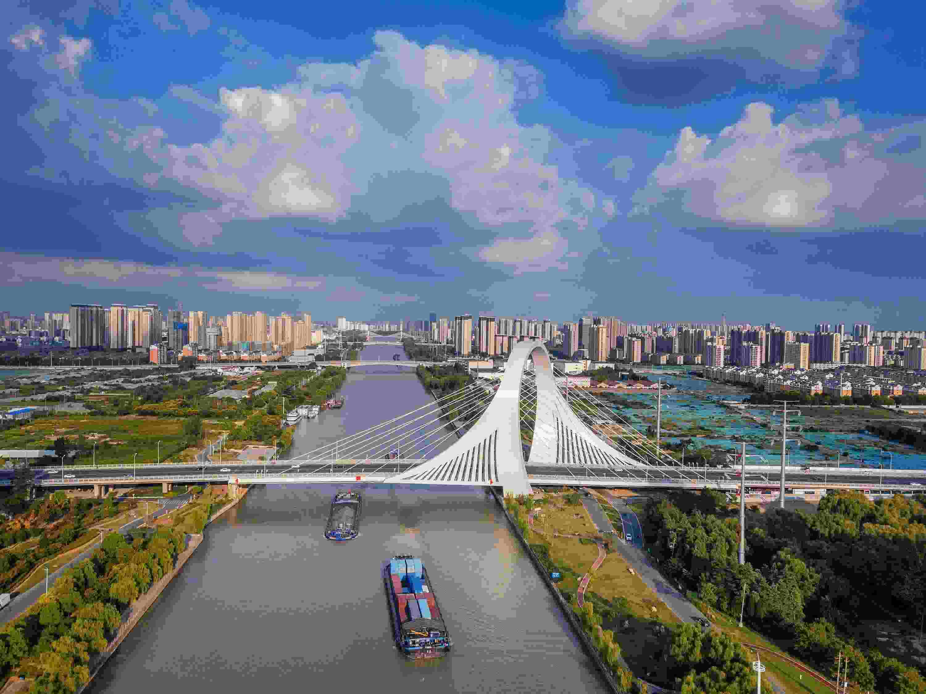 2022年9月12日，幾艘船舶行駛在江蘇淮安運(yùn)河大橋附近。