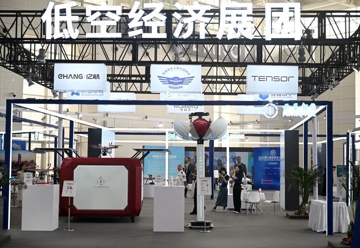 6月20日，參觀者在博覽會低空經(jīng)濟(jì)展團(tuán)參觀。新華社記者 趙子碩 攝