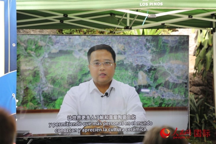 德化縣人民政府縣長(zhǎng)方俊欽視頻致辭。人民網(wǎng) 埃內(nèi)斯托·多明戈斯攝