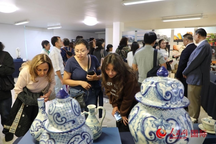 在展覽現(xiàn)場(chǎng)，觀眾們駐足欣賞德化瓷和墨西哥彩瓷。人民網(wǎng) 埃內(nèi)斯托·多明戈斯攝
