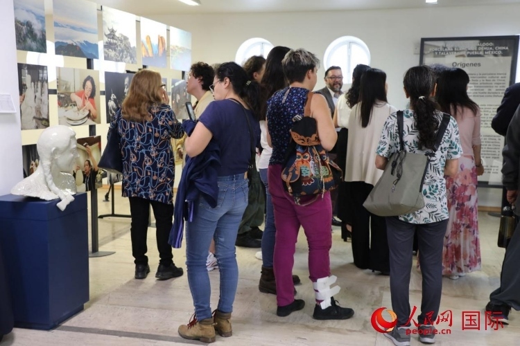 在展覽現(xiàn)場(chǎng)，觀眾們駐足欣賞德化白瓷和墨西哥彩瓷。人民網(wǎng) 埃內(nèi)斯托·多明戈斯攝