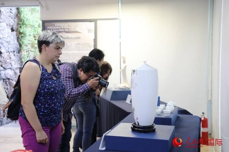 在展覽現(xiàn)場(chǎng)，觀眾們駐足欣賞德化白瓷和墨西哥彩瓷。人民網(wǎng) 埃內(nèi)斯托·多明戈斯攝