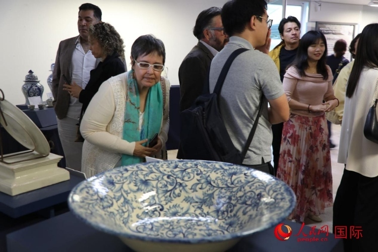 在展覽現(xiàn)場(chǎng)，觀眾們駐足欣賞德化白瓷和墨西哥彩瓷。人民網(wǎng) 埃內(nèi)斯托·多明戈斯攝