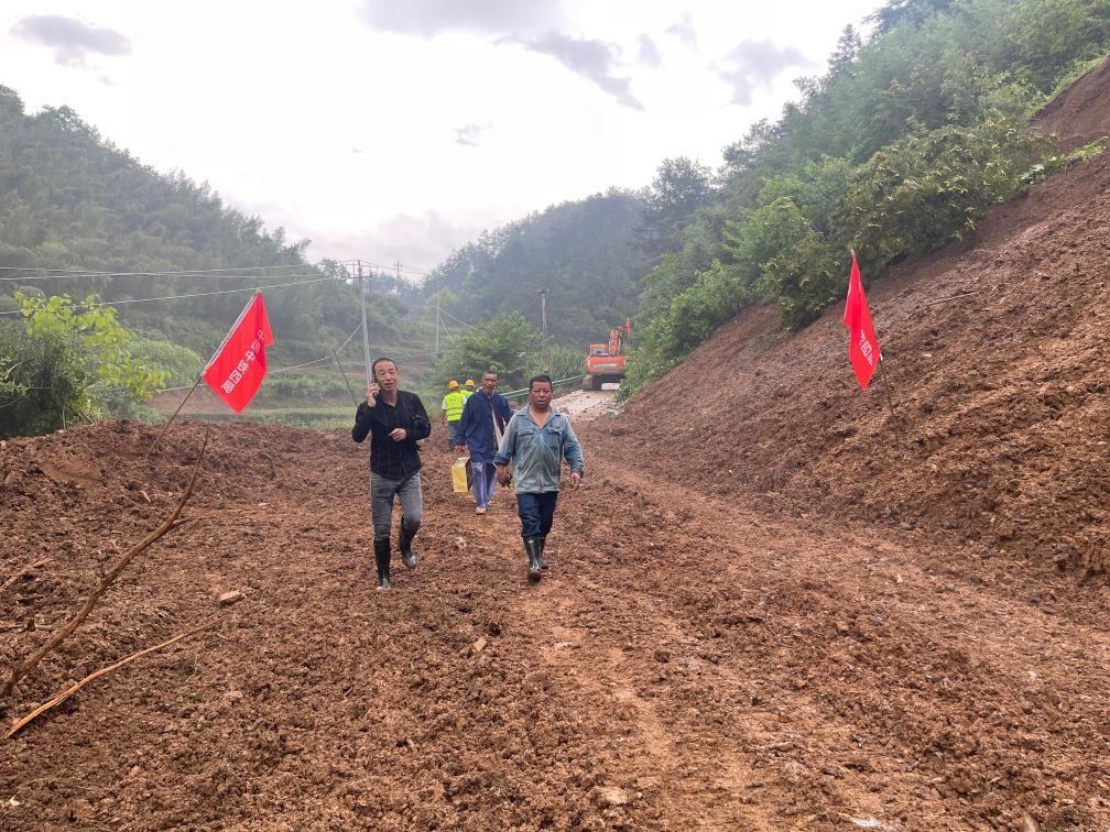 6月22日，木石里008縣道最后一個塌方點搶通。（受訪者供圖）