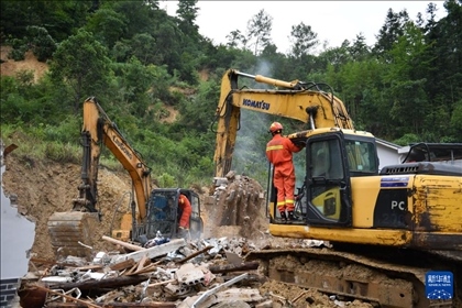 6月23日，救援人員在魚市鎮(zhèn)斗溪村龍?zhí)两M山體滑坡現(xiàn)場開展救援工作。新華社記者 陳振海 攝