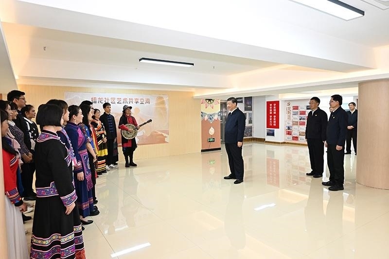 2023年12月14日，習(xí)近平總書記在廣西南寧市良慶區(qū)蟠龍社區(qū)黨群服務(wù)中心文體活動室同社區(qū)居民親切交流。