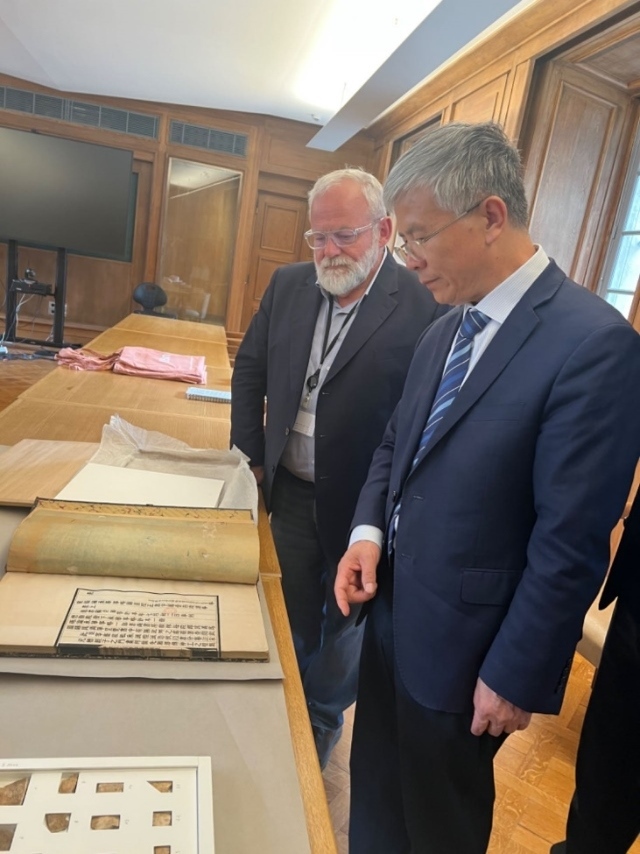 山東大學(xué)校長李術(shù)才率團(tuán)訪問法國國家圖書館。山東大學(xué)供圖