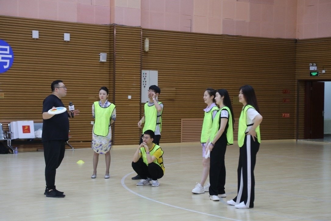 在“友趣體驗營”上，年輕用戶正在學習飛盤運動技巧。 受訪者供圖