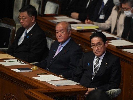 ??2023年12月13日，日本首相岸田文雄（右）參加國(guó)會(huì)閉會(huì)式。新華社記者馮武勇攝