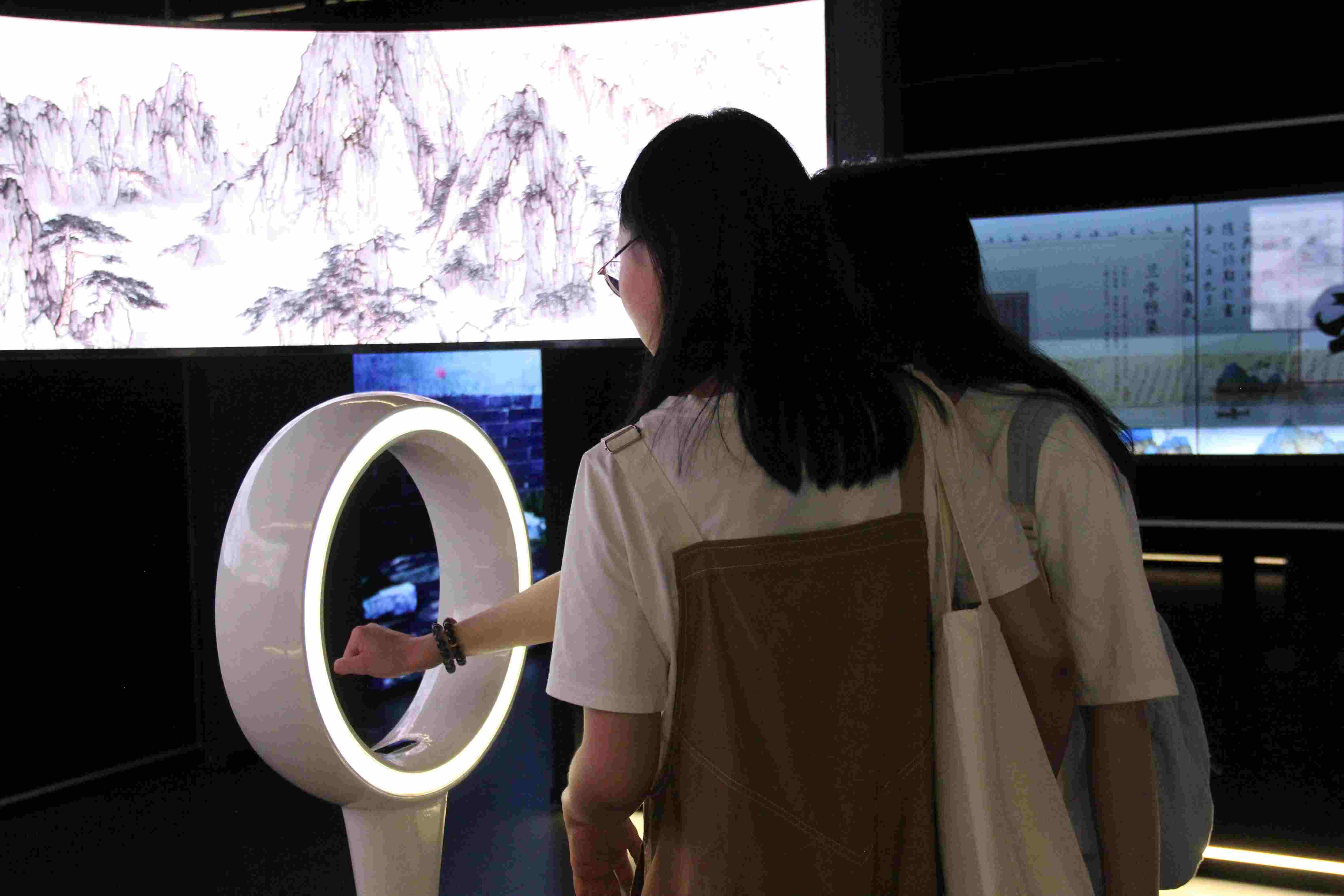游客在“元啟金陵”南京數(shù)字文化客廳參觀并參與互動。受訪者供圖