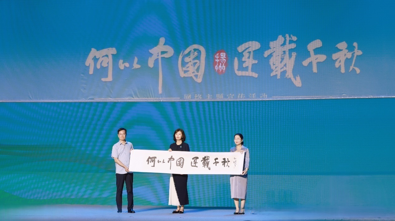 隋唐大運河文化博物館館長曹岳森（左）、揚州中國大運河博物館館長鄭晶（中）、浙東運河博物館負責人張慧（右）共同展卷。