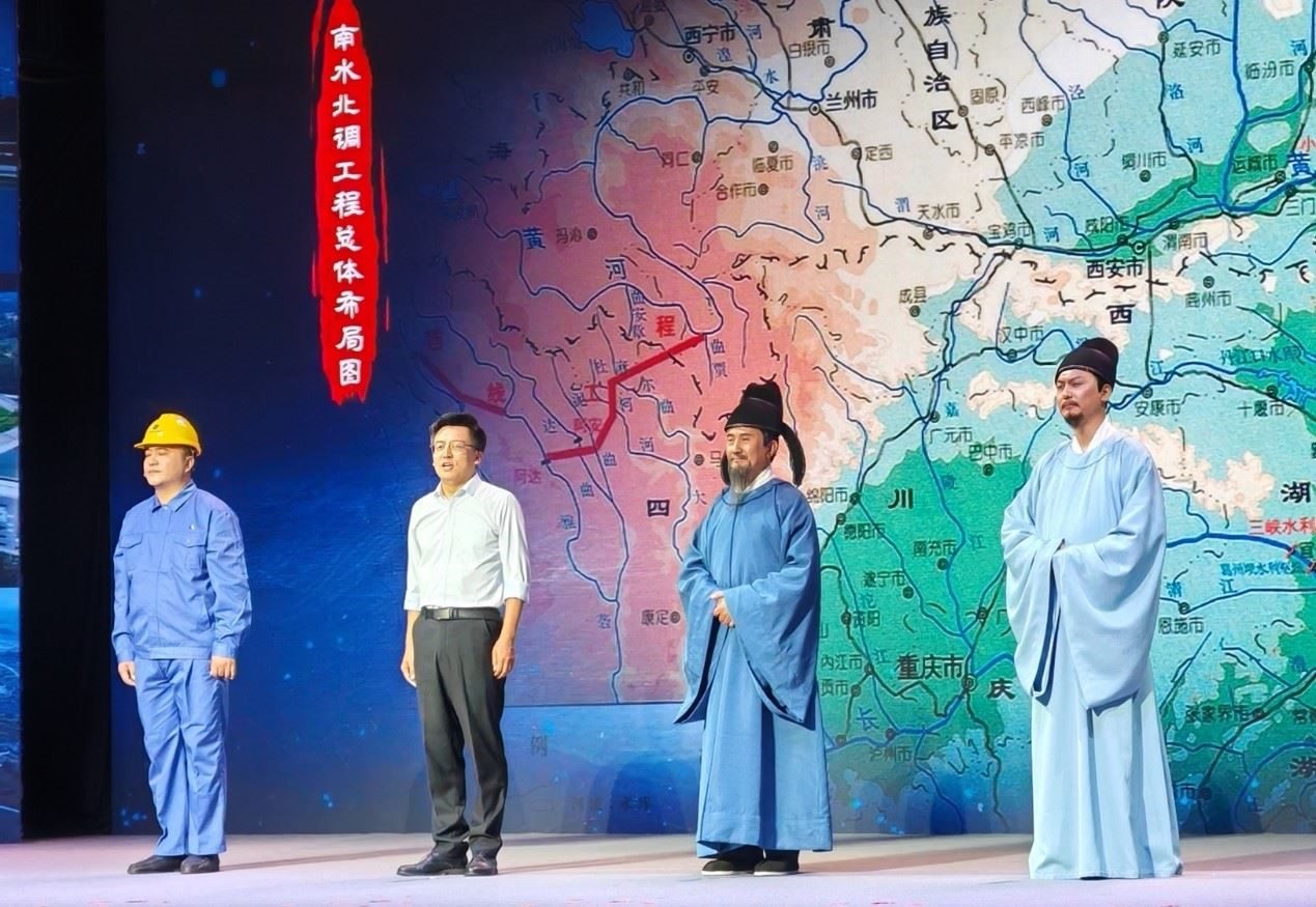 演員張志堅（右二）、演員侯京健（右一）、北京郭守敬紀念館執(zhí)行館長張鵬（左二）和江蘇省江都水利工程管理處第二抽水站管理所副所長郭凱（左一）同臺演繹。