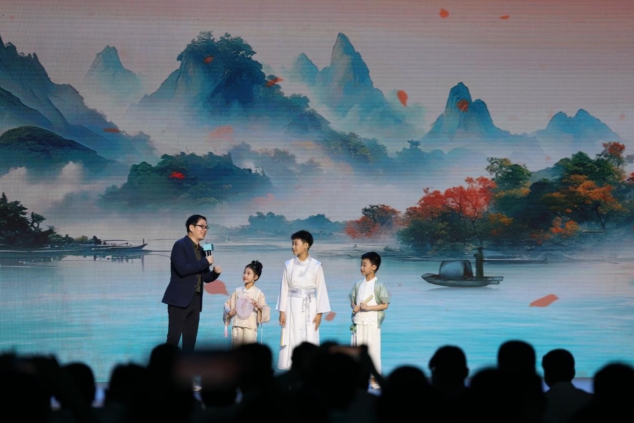 南京師范大學教授酈波（左一）與2024中國詩詞大會選手張可兒（左二）、姜敬曦（右二），揚州市邗江區(qū)實驗學校蔣王小學學生陸俊屹（右一）趣談大運河詩詞文化。