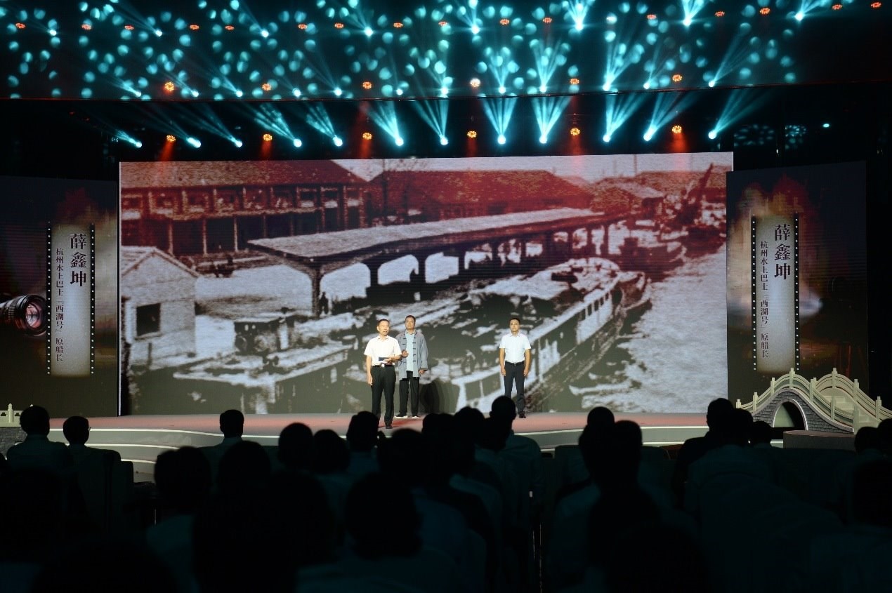 杭州水上巴士“西湖”號原船長薛鑫坤（左）、窯灣古鎮(zhèn)漁民藝術團團長沈召明（中）、港航潤楊6060貨船主楊杰偉（右）現(xiàn)場講述。