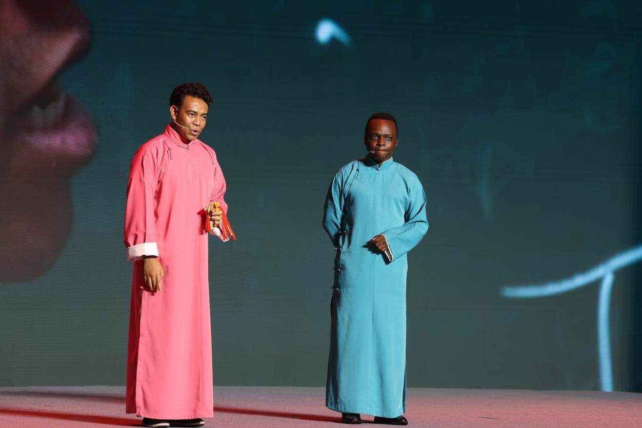 來自馬達加斯加的北京外國語大學教師唐磊（左）和來自肯尼亞的天津師范大學博士生孔愛凱（右）說唱大運河。