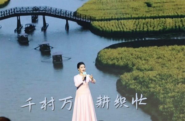 歌唱家、中國音樂學院教授雷佳現(xiàn)場演唱。