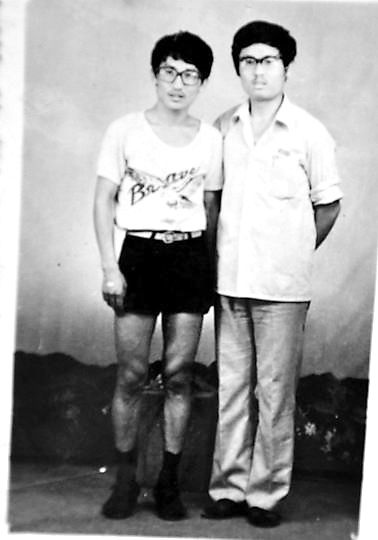 薛其坤（左）與大學(xué)同學(xué)合影。