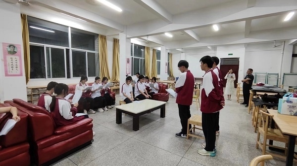 圖②：武平法院法官指導學生彩排。