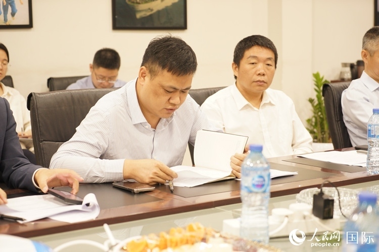 新當(dāng)選尼日利亞中國(guó)礦業(yè)聯(lián)合會(huì)會(huì)長(zhǎng)中國(guó)和聯(lián)公司董事長(zhǎng)李輝發(fā)言。人民網(wǎng)記者 姜宣攝