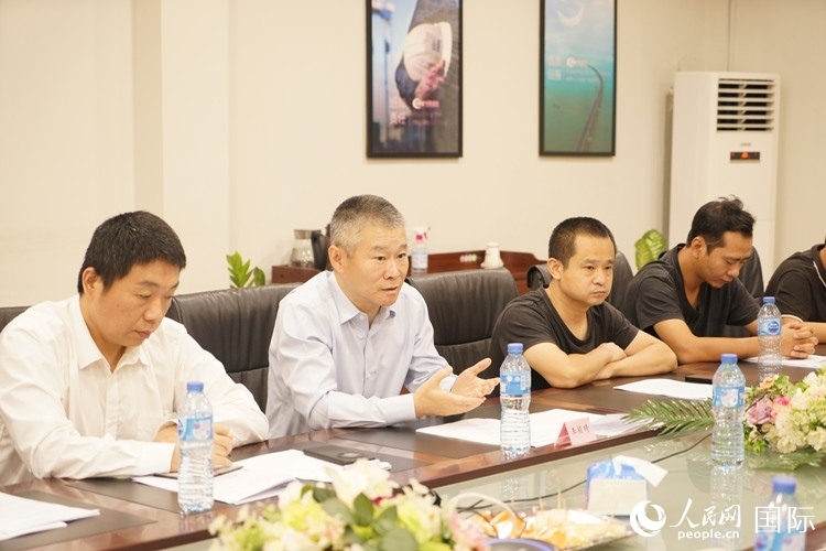 駐尼日利亞使館經(jīng)商處公參王穎琦（左二）講話。人民網(wǎng)記者 姜宣攝