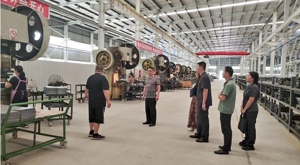 大渡口區(qū)法院法官回訪已盤活的被執(zhí)行企業(yè)。