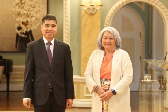 6月26日，中國(guó)駐加拿大大使王鏑向加拿大總督西蒙遞交國(guó)書。