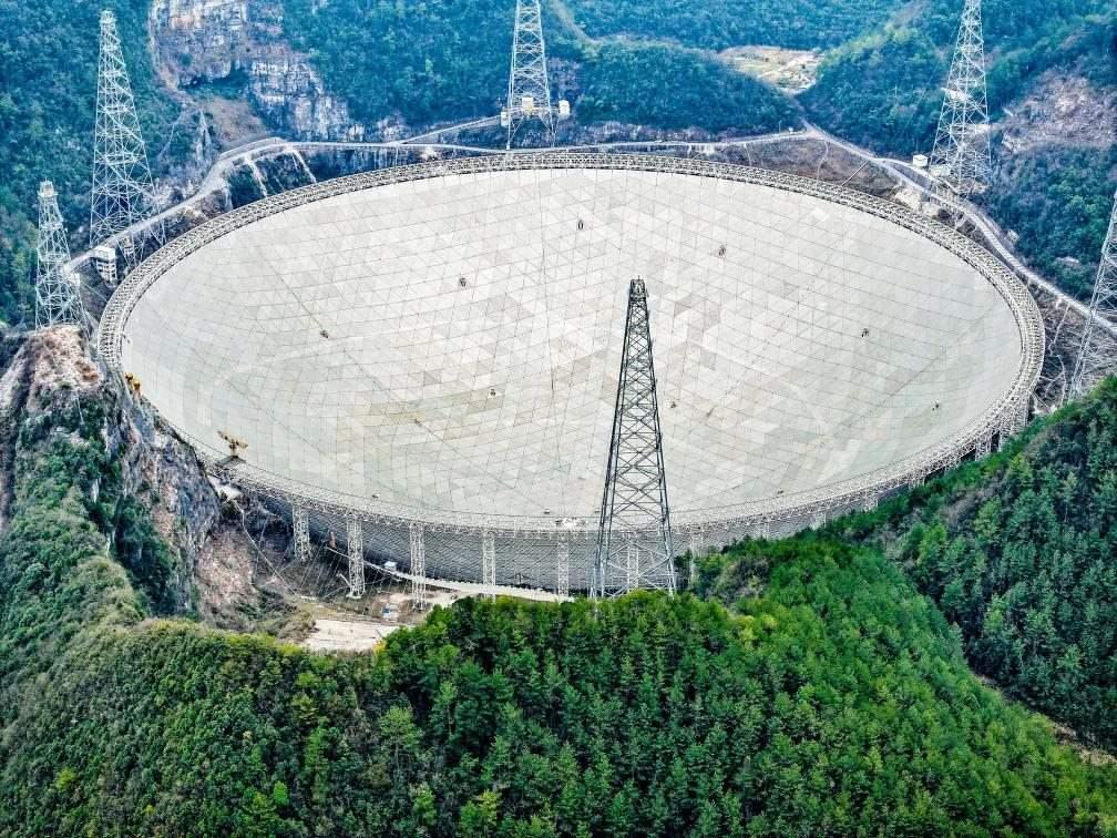 這是2024年2月26日拍攝的位于貴州的“中國天眼”（無人機(jī)全景圖片，維護(hù)保養(yǎng)期間拍攝）。新華社記者 歐東衢 攝