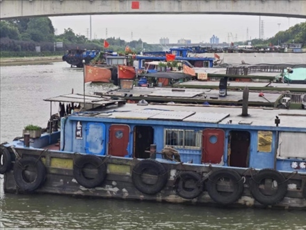 停泊在水上服務區(qū)的船只。人民網記者 黃鈺攝