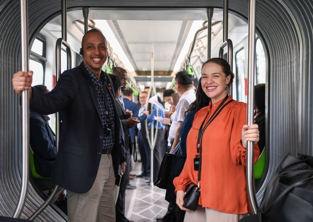 2024年4月22日，拉美和加勒比國家駐華使節(jié)、機(jī)構(gòu)代表和記者應(yīng)外交部邀請，在襄陽騰龍汽車有限公司參訪。新華社記者 杜子璇 攝