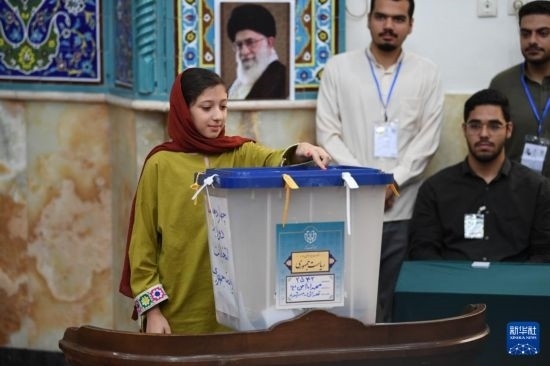 6月28日，伊朗選民在德黑蘭的一處投票站參加總統(tǒng)選舉投票。新華社記者 沙達(dá)提 攝