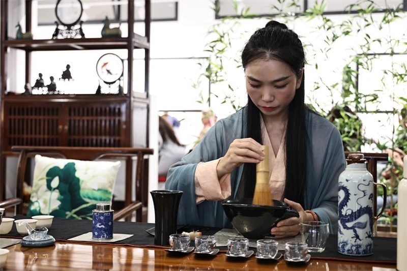 茶藝師現(xiàn)場(chǎng)展示宋式點(diǎn)茶。拉巴特中國(guó)文化中心供圖