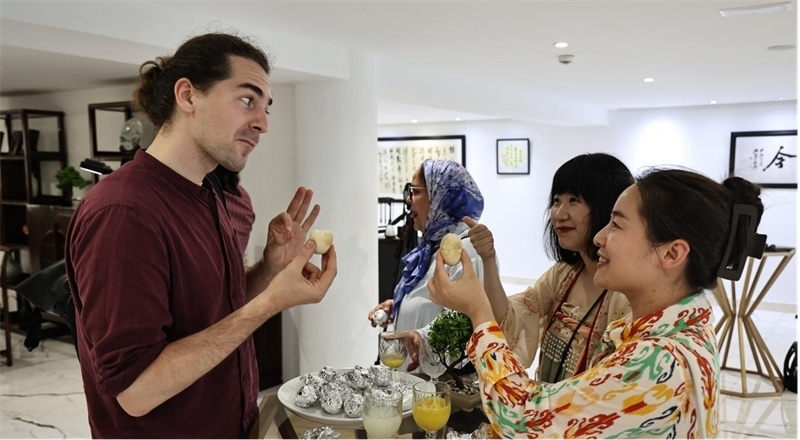 嘉賓品嘗茶葉蛋。拉巴特中國(guó)文化中心供圖