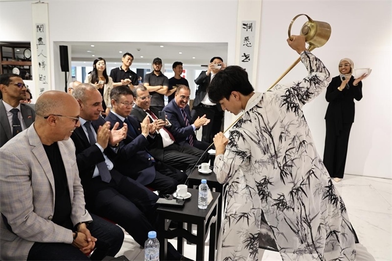 長(zhǎng)嘴壺斟茶。拉巴特中國(guó)文化中心供圖