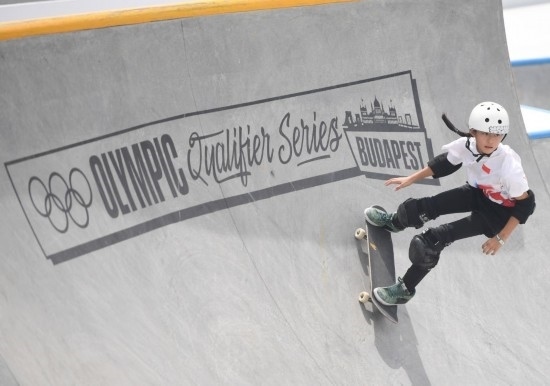 6月20日，鄭好好在比賽中，她在預(yù)賽中最佳成績(jī)?yōu)?2.60分。當(dāng)日，巴黎奧運(yùn)會(huì)資格系列賽布達(dá)佩斯站滑板女子碗池預(yù)賽在布達(dá)佩斯舉行。新華社記者 賀燦鈴 攝