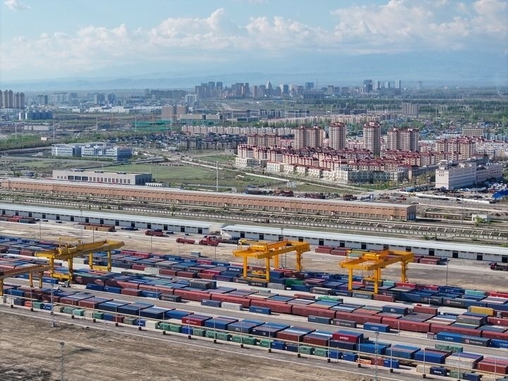 這是2024年4月18日拍攝的霍爾果斯鐵路口岸換裝場（無人機(jī)照片）。新華社記者 趙戈 攝