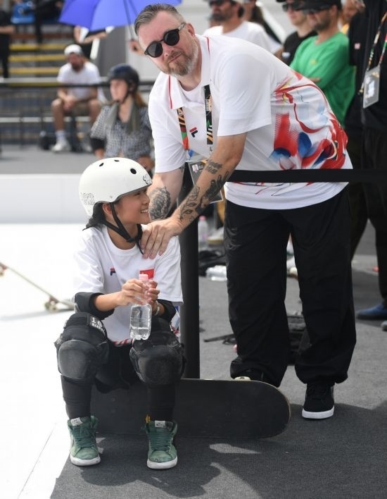 6月20日，鄭好好（左）在比賽間隙與教練互動(dòng)，她在預(yù)賽中最佳成績(jī)?yōu)?2.60分。當(dāng)日，巴黎奧運(yùn)會(huì)資格系列賽布達(dá)佩斯站滑板女子碗池預(yù)賽在布達(dá)佩斯舉行。新華社記者 賀燦鈴 攝