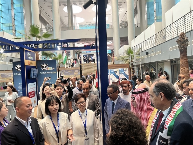 沙特廣播電視局首席執(zhí)行官、阿廣聯(lián)主席穆罕默德（右二）、阿廣聯(lián)秘書長蘇萊曼（右三）等阿拉伯國家嘉賓參觀展臺。主辦方供圖