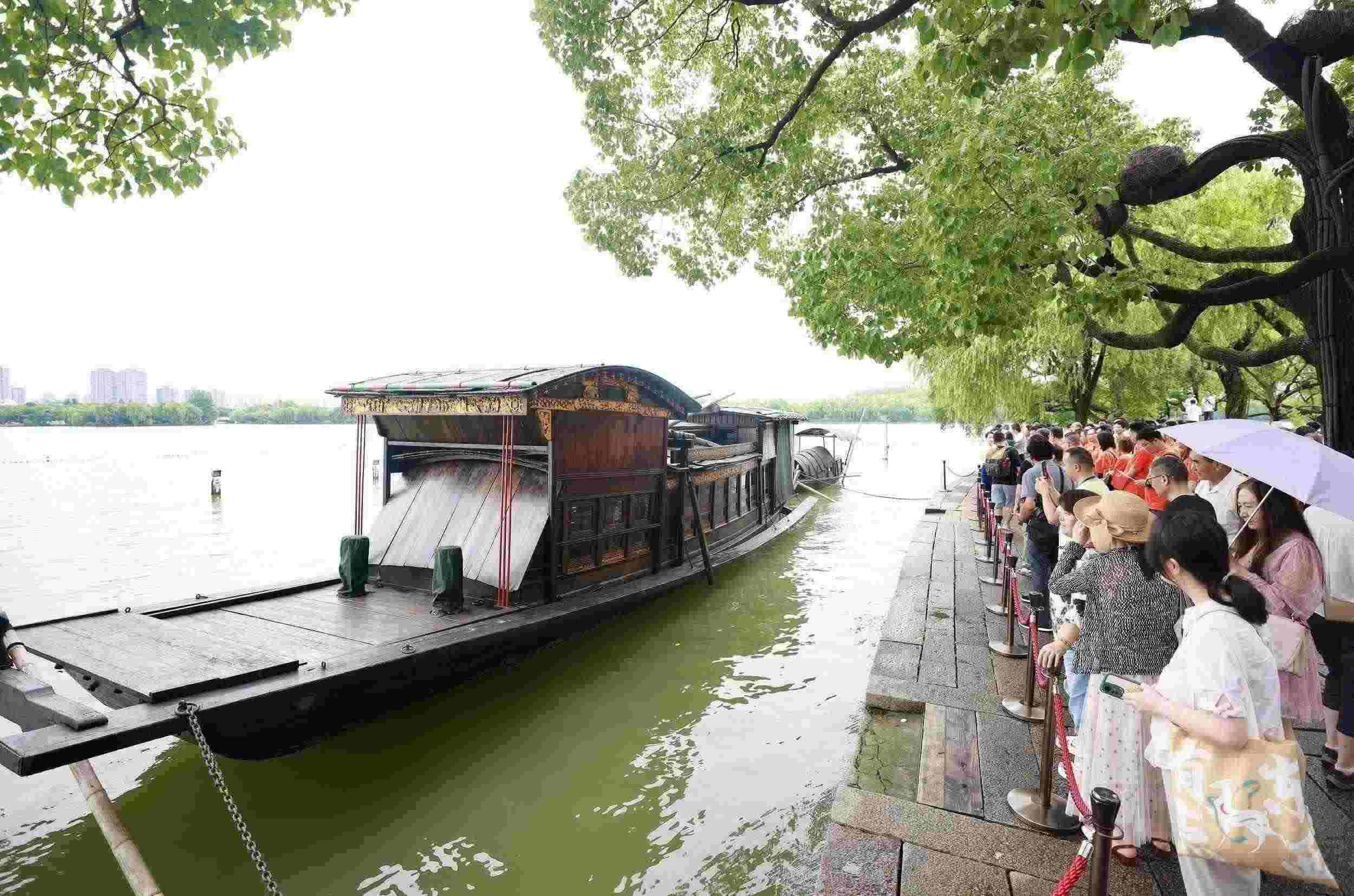 浙江嘉興，游客在南湖景區(qū)湖心島瞻仰紅船，感悟“紅船精神”。（圖片來(lái)源：視覺中國(guó)）