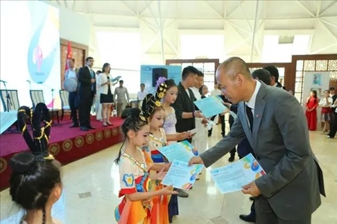 △當(dāng)?shù)貢r(shí)間6月27日，2024“未來(lái)世界”國(guó)際青少年藝術(shù)展演在塔吉克斯坦國(guó)家博物館開(kāi)幕。