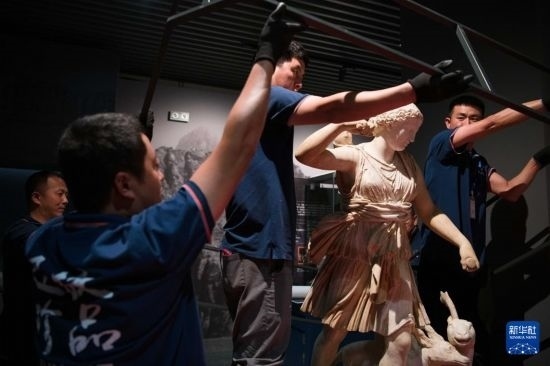 7月2日，工作人員將開箱后的古希臘文物放置在展臺上。新華社記者 張端 攝