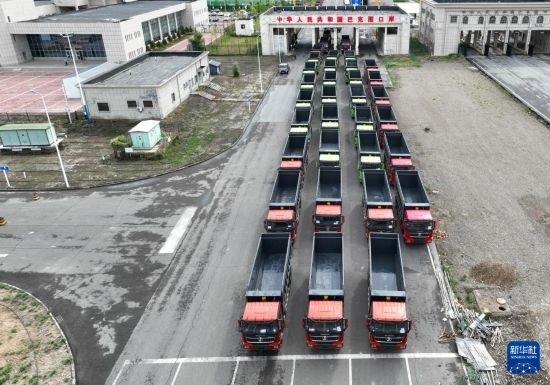 7月2日，車輛在巴克圖口岸辦理通關手續(xù)（無人機照片）。新華社發(fā)（馬丁 攝）