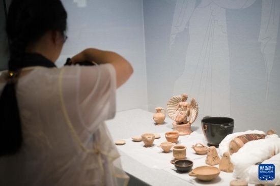 7月2日，開箱后的古希臘文物被工作人員移入展柜。新華社記者 張端 攝