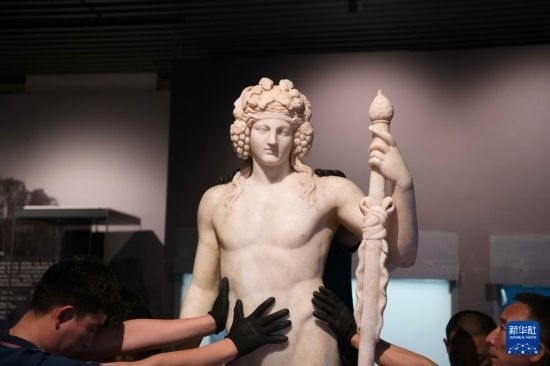 7月2日，工作人員將開箱后的古希臘文物放置在展臺上。新華社記者 張端 攝