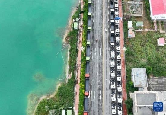 7月2日，車輛在巴克圖口岸有序出境（無人機照片）。新華社發(fā)（馬丁 攝）