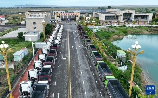 7月2日，車輛在巴克圖口岸有序出境（無人機照片）。新華社發(fā)（馬丁 攝）