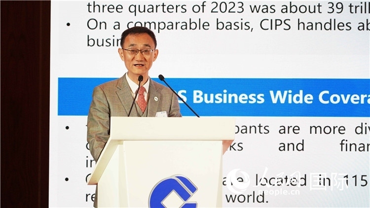 跨境銀行間支付清算有限責任公司總裁許再越發(fā)言。 人民網 張茜 攝