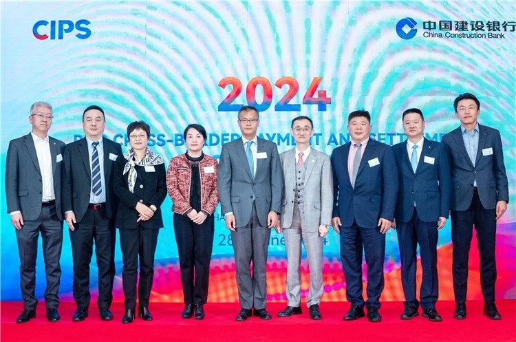 鄭冰開公使與CIPS公司、建行總行以及在南中資銀行合影、留念。（中國建設銀行約翰內斯堡分行供圖）