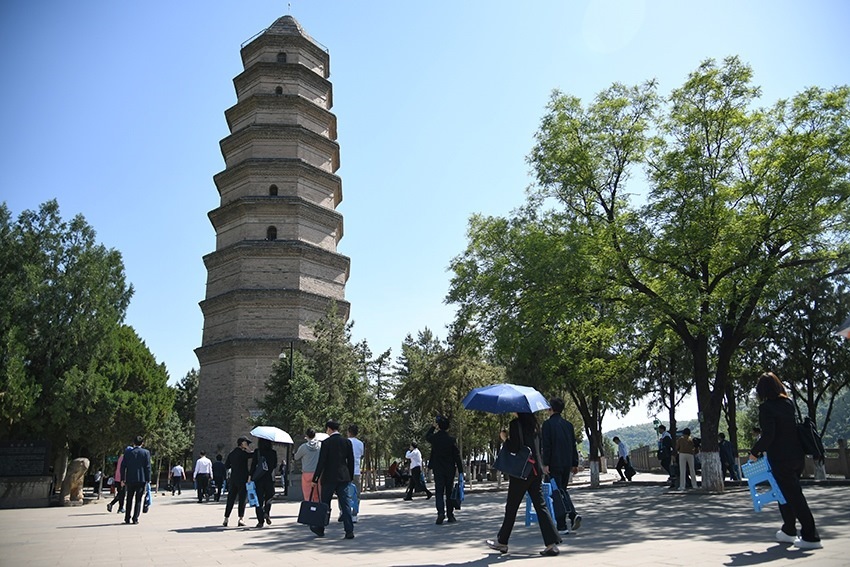 圖為2024年5月7日，游客在延安寶塔山參觀。 新華社記者 張博文 攝