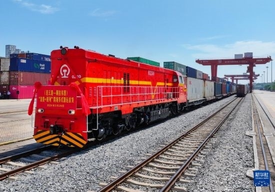 5月29日，在中哈連云港物流合作基地，首列連云港-阿拉木圖“滾裝+班列”跨境多式聯(lián)運(yùn)專列整裝待發(fā)（無(wú)人機(jī)照片）。新華社發(fā)（王健民 攝）